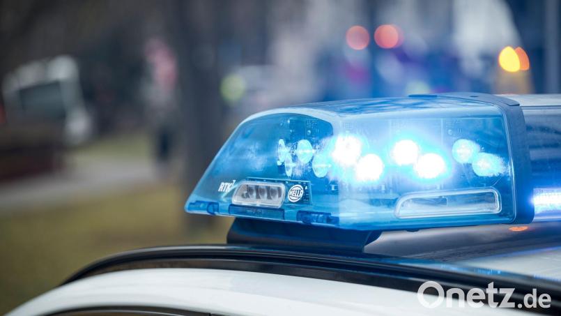 Ein Unbekannter beschädigt ein Auto auf einem Parkplatz in Nabburg und flüchtet. Die Polizei sucht Zeugen. Symbolbild: Daniel Vogl/dpa