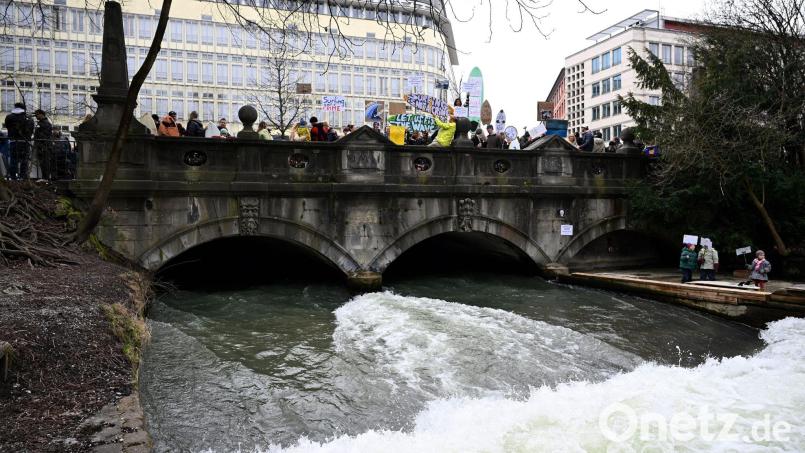 Anfang März fand eine Demonstration gegen das derzeit geltende Surfverbot auf der Eisbachwelle statt. (Archivbild) Bild: Felix Hörhager/dpa