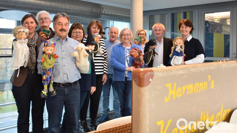 Mit Freude dabei: Die Organisatoren mit den Puppenspielern Hermann Papacek (Zweiter von links) und Hermann Helgert (Zweiter von rechts) blicken auf eine erfolgreiche Kaspertheater-Tour zugunsten der Hilfsaktion „Lichtblicke“ zurück und planen für den Sommer 2026 eine Fortsetzung. Bild: Uwe Ibl