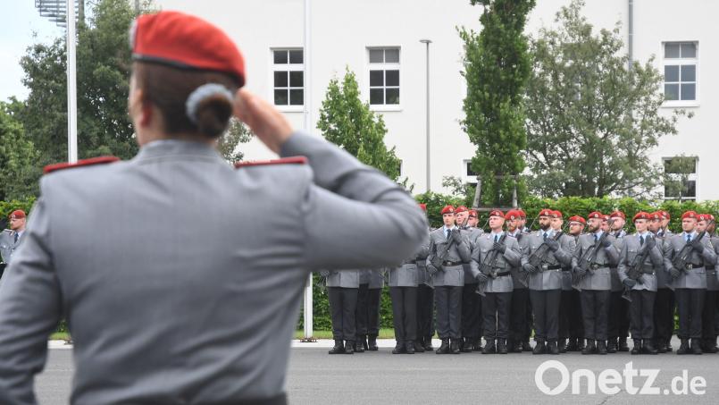 Wenn sich nicht genügend Soldaten freiwillig für die Litauen-Brigade melden, müssen sie, auch wenn das schmerzhaft ist, dorthin befohlen werden. Hier ein Archivfoto eines Appells von 2022 anlässlich der Umbenennung der Weidener Ostmark- in die Major-Radloff-Kaserne. Archivbild: Gabi Schönberger