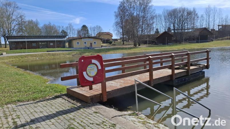 Die Freizeitanlage Atzmannsee mit Blick auf die Kiosk-Veranda. Im Sommer ist die Anlage ein beliebter Treffpunkt. Bild: gz