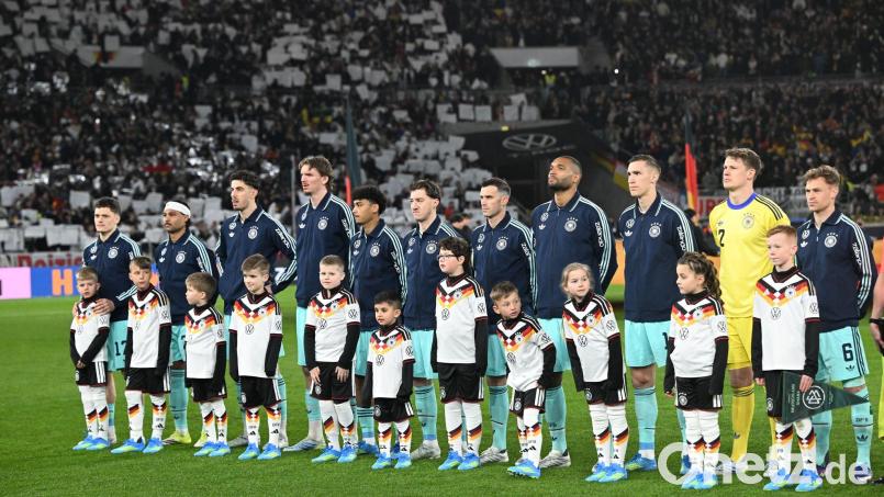 Die Fußball-Nationalmannschaft steht vor dem Spiel gegen Ghana auf dem Platz. Bild: Federico Gambarini/dpa