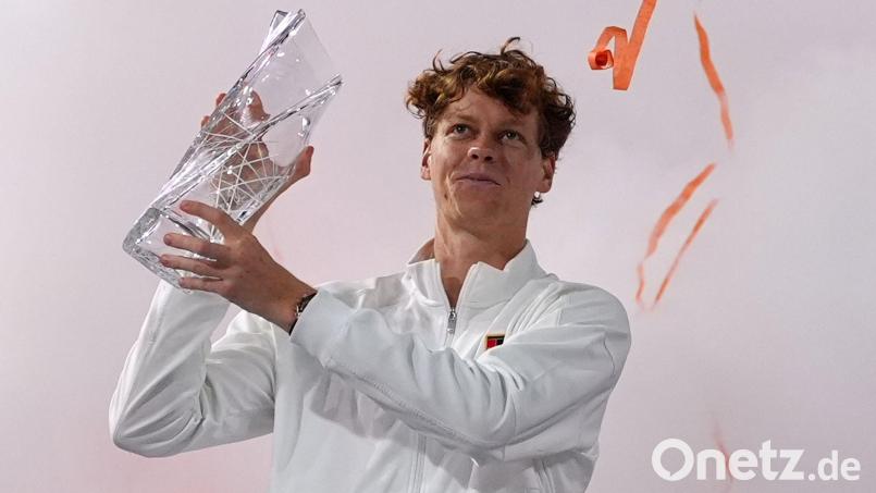 Schaffte trotz Regens im Finale als achter Spieler das sogenannte Sunshine Double: Jannik Sinner. Bild: Rebecca Blackwell/AP/dpa