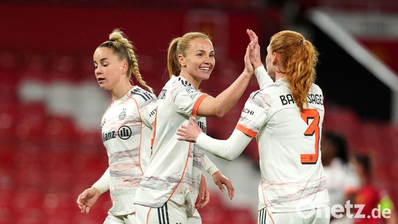 Die Bayern-Fußballerinnen freuen sich auf das Rückspiel gegen Manchester United in der Allianz Arena. (Archivbild) Bild: Martin Rickett/PA Wire/dpa