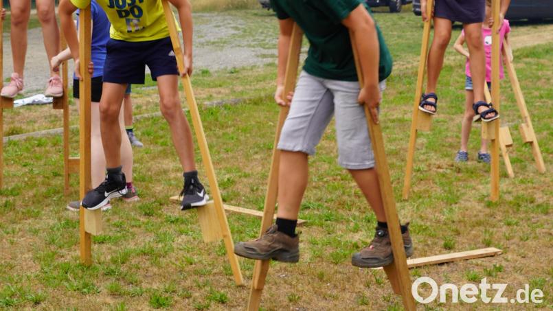 Stelzen gehen: Da kommt Bewegung und Spaß ins Straßenfest. In Neukirchen kann man sie für solche Events künftig ausleihen – ein Projekt, das jetzt mithilfe des Regionalbudgets der ILE Oberpfälzer Alb umgesetzt wird. Symbolbild: fvo