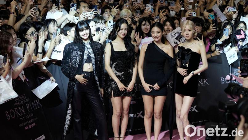 Lalisa Manoban (links im Bild) und ihre K-Pop-Gruppe Blackpink werden von Millionen Fans angehimmelt. (Archivbild) Bild: Ahn Young-joon/AP/dpa