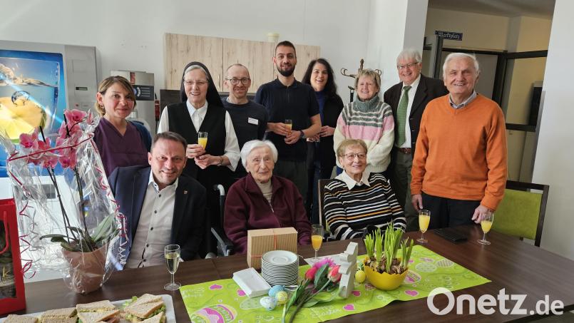 Karoline Schweimer (sitzend Mitte) umgeben von Familie, Mitarbeitern und Ehrengast Oberbürgermeister Jens Meyer (sitzend links). Bild: Sabrina Jäger