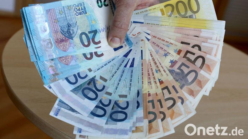 Mit einem falschen Fünfziger wollte ein Mann in Nürnberg bezahlen - erfolglos. Symbolbild: Bernd Wüstneck/dpa-Zentralbild/dpa