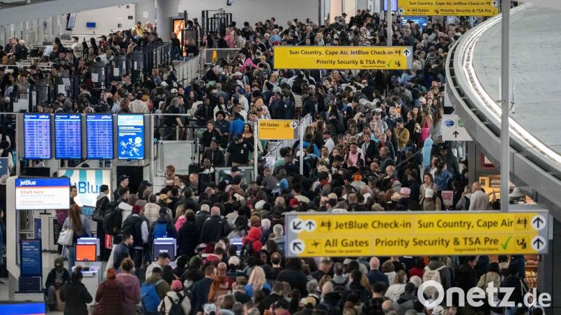 Flugreisende standen an manchen US-Airports stundenlang vor den Sicherheitskontrollen. (Archivbild) Bild: Yuki Iwamura/AP/dpa