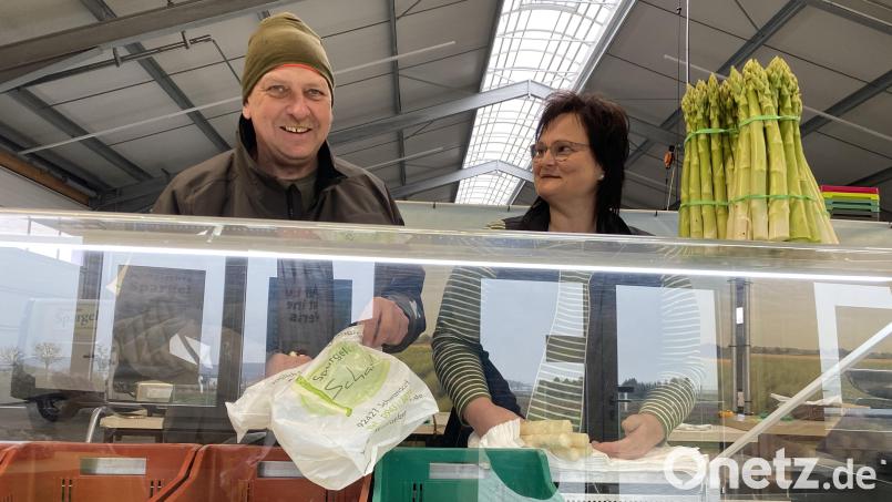Josef Feldmeier und Sigrid Feldmeier verkaufen die Spargelstangen unter anderem in ihrem Hofladen in Schwandorf. Bild: sbö