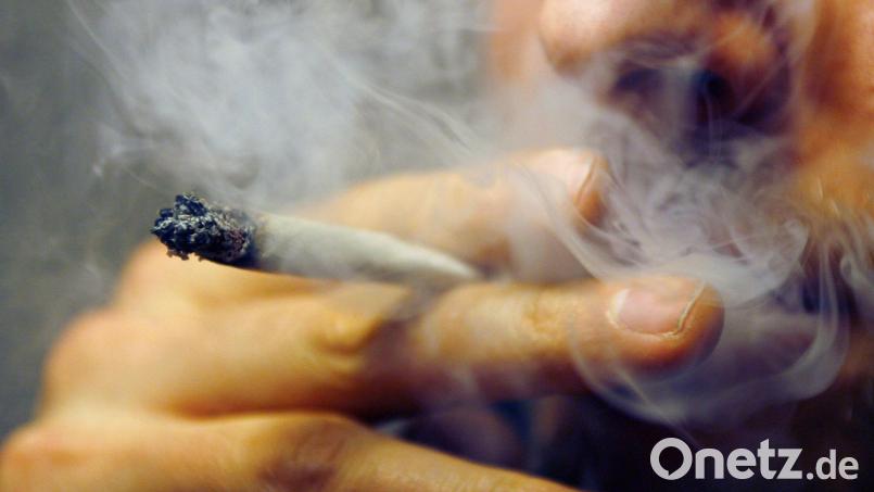 Ein Mann raucht einen Joint mit Marihuana. Auch wenn die Droge teillegalisiert ist, warnt die Fachambulanz für Suchtprobleme vor dem Konsum. Symbolbild: Daniel Karmann