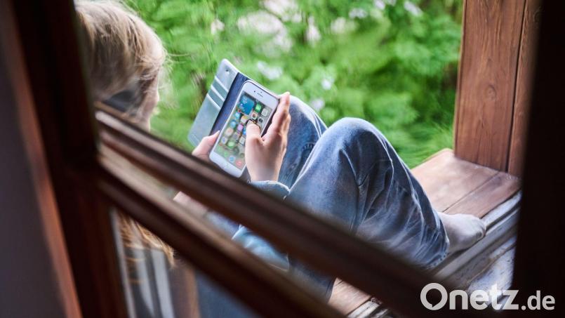 Frankreichs Präsident will ein Verbot sozialer Medien für Kinder und Jugendliche bis 15 Jahre zum nächsten Schuljahr. (Archivbild) Bild: Annette Riedl/dpa