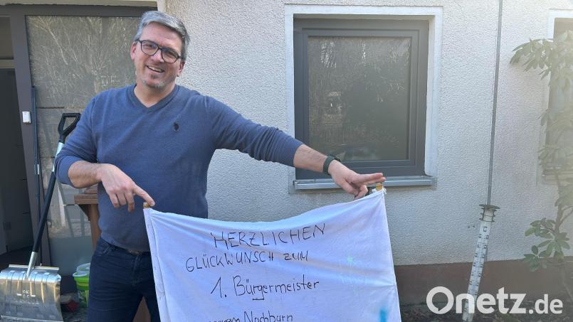Markus Gallitzdörfer (CSU) wird im Mai als Bürgermeister die Richtung der Gemeinde Theisseil vorgeben. Vor seinem Haus in Letzau haben Nachbarn mit einem kleinen Transparent zum Sieg gratuliert und sich schon mal zum Straßenfest im Sommer eingeladen. Bild: ck