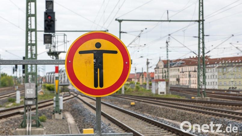 Auf Gleise einer Bahnstrecke in Amberg legten Unbekannte am Montag Steine und Holzklötze ab. Symbolbild: Bundespolizei