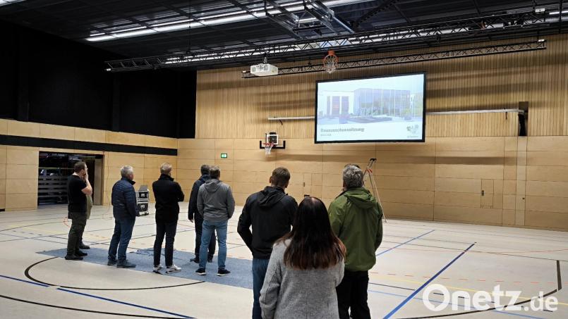Das Bauausschussgremium konnte sich von der neuen Technik in der Stadthalle selbst ein Bild machen. Bild: jma