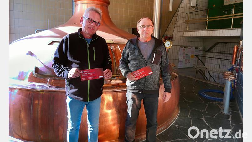 Im Bild der Besitzer der Schlossbrauerei Friedenfels, Karlheinz Mohr (links), und Vertriebsleiter Gastronomie Helmut Radimerski (rechts). Bild: Bernhard Schultes