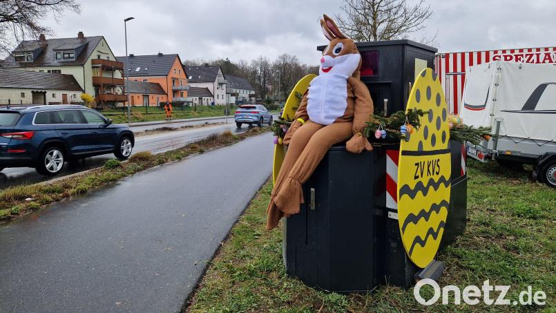 Verziert als buntes Osternest mit Eiern und einem lachenden Osterhasen: So präsentiert sich derzeit ein Blitzer-Anhänger des Zweckverbands Kommunale Verkehrssicherheit Oberpfalz am Dultplatz in Sulzbach-Rosenberg. Bild: Tobias Gräf