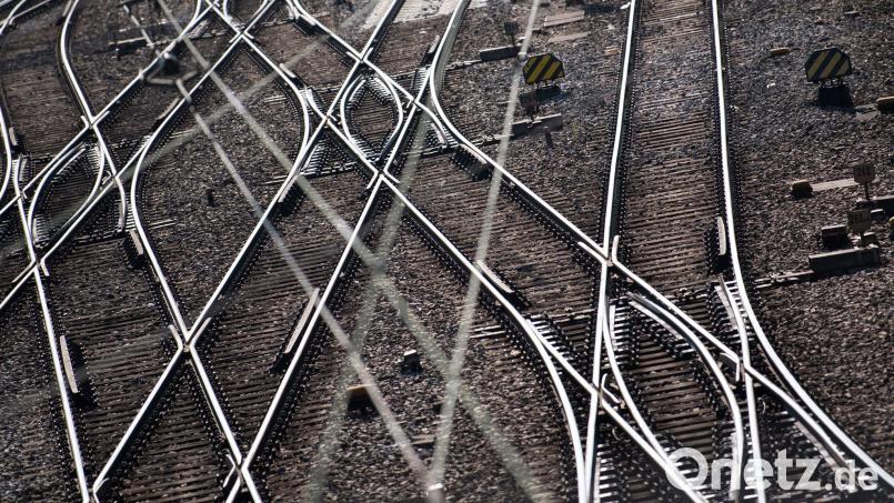 In der Oberpfalz fuhr ein Regionalexpress über die Gegenstände auf den Gleisen. (Symbolbild) Bild: Sven Hoppe/dpa