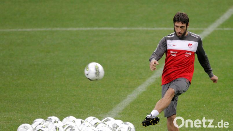 Egemen Korkmaz, heute Trainer der türkischen U21, verlor beim Spiel in Kroatien das Bewusstsein. (Archivbild) Bild: Tolga Bozoglu/EPA/dpa