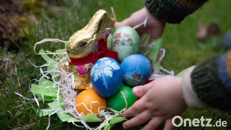 Schoko-Osterhasen sind ein beliebtes Geschenk zum Osterfest. (Archivbild) Bild: Hendrik Schmidt/dpa