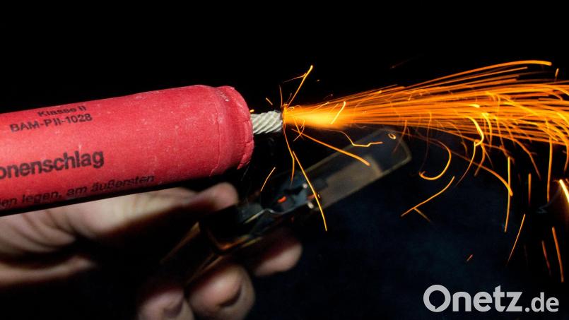 Die Männer warfen Böller auf Autos. Die Polizei übergab die Soldaten der Militärpolizei. Symbolbild: Patrick Pleul/dpa