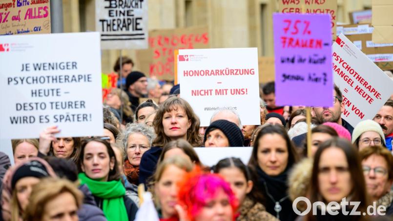 Derzeit finden in ganz Deutschland Demonstrationen gegen die Kürzungen bei der ambulanten Psychotherapie statt. Bild: Soeren Stache/dpa