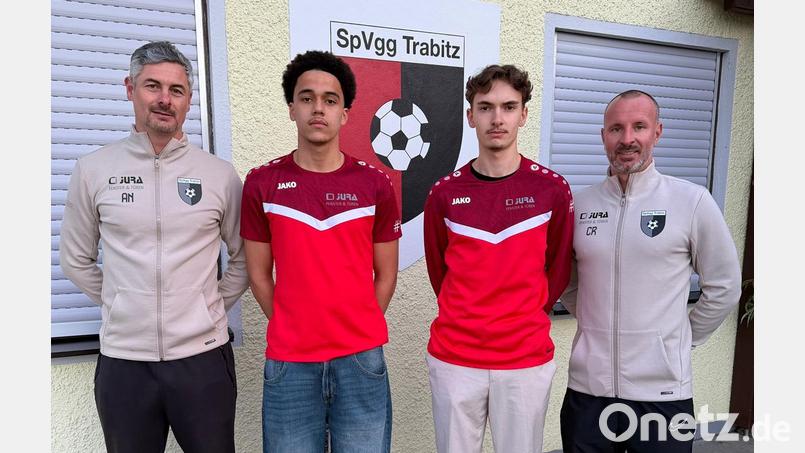 Die Sportliche Leitung der SpVgg Trabitz um Andreas Neumüller (links) und Christian Recht (rechts) freut sich über die Verpflichtung von Joel Albers (Zweiter von links) und Ben Beer. Bild: Christoph Schedl