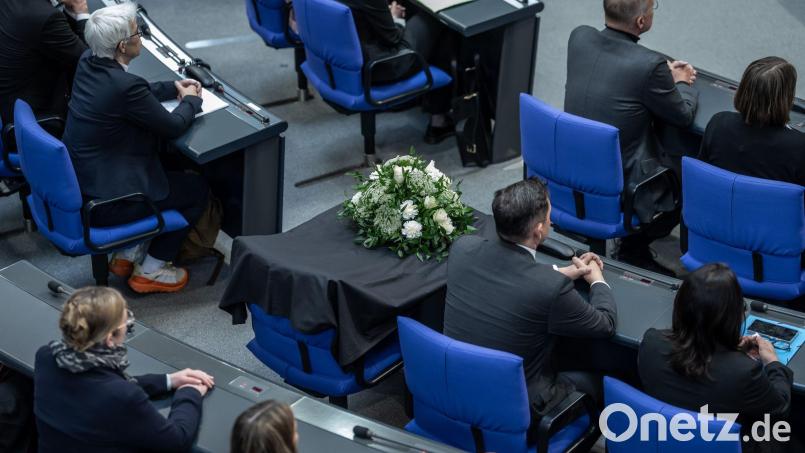 Mit einem Gesteck wurde in der vergangenen Sitzungswoche im Bundestag des gestorbenen Abgeordneten Carsten Träger (SPD) gedacht. Bild: Michael Kappeler/dpa
