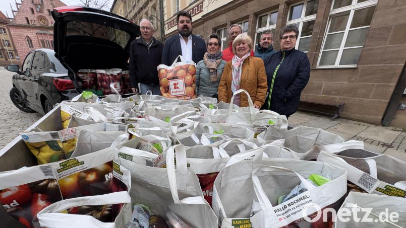 Die Privatinitiative MEINE brachte Lebensmittel im Wert von über 3.000 Euro zum Haus für Bürgerdienste, um die Stadt zu unterstützen. Bild: ge