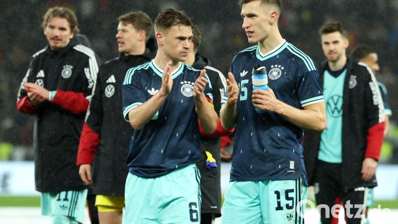 Nico Schlotterbeck (r.) spricht auf dem Platz mit DFB-Kapitän Joshua Kimmich. Bild: Christian Charisius/dpa