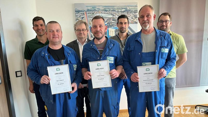 Mario Mändl, Tobias Scherl und Robert Eckmeder (vordere Reihe von links) wurden für ihre Betriebszugehörigkeiten geehrt. Verbandsdirektor Thomas Knoll (Dritter von links) und die Vertreter der Abteilung Maschinentechnik und des Personalrats gratulierten den Arbeitsjubilaren. Bild: Franz Grabinger