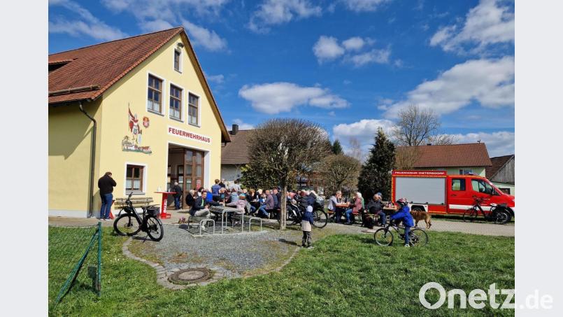 Bei schönem Wetter wie hier im Jahr 2023 findet das Emmauscafé auch vor dem Feuerwehrhaus in Dietersdorf statt. Bild: Josef Ernsberger