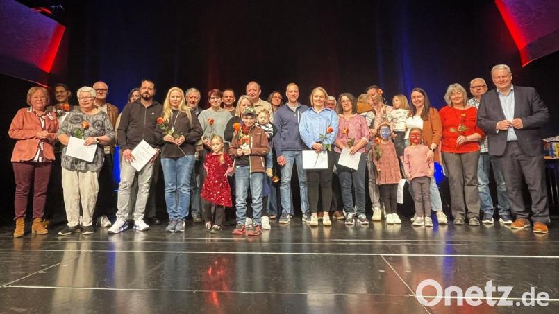 14 von insgesamt 114 im Pflegekinderdienst tätige Familien und Pflegepersonen wurden von SkF-Vorsitzender Marianne Gutwein (links) und Landrat Richard Reisinger (rechts) für ihr fünf-,fünf-, zehn-, fünfzehn- und zwanzigjähriges Engagement geehrt. Bild: Susanne Schwab