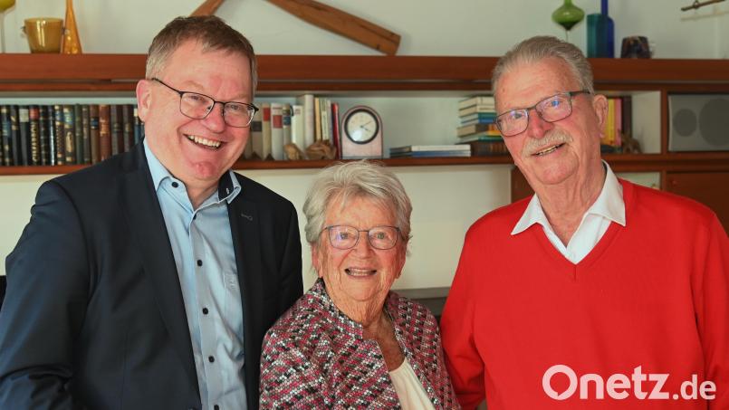 Jutta und Bernfried Schäfer sind seit 65 Jahren verheiratet und feierten am vergangenen Montag ihre Eiserne Hochzeit. Oberbürgermeister Michael Cerny gratulierte ihnen dazu und überreichte einige Euro Amberger Stadtgeld. Bild: Gerhard Franz