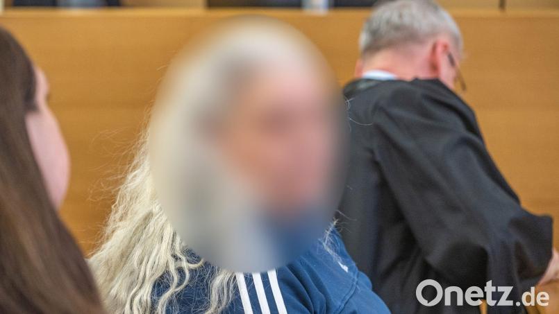 Vor dem Landgericht Deggendorf ist eine 52 Jahre alte Frau angeklagt, die ihren Lebensgefährten vergiftet haben soll. Bild: Armin Weigel/dpa
