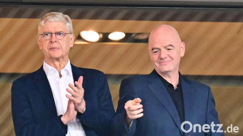 Arsène Wenger (l) setzt sich für eine neue Abseitsregel ein, Gianni Infantino findet es gut. (Archivbild) Bild: Sebastian Christoph Gollnow/dpa