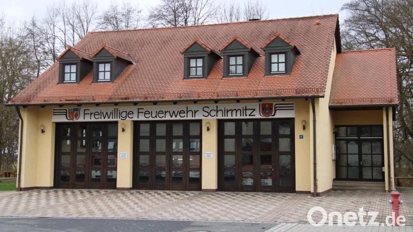 Das Feuerwehrgerätehaus wurde 1985 errichtet und ist nur mehr bedingt den Herausforderungen des modernen Brandschutzes gewachsen. Deshalb wird es neu gebaut. Dafür bedarf es großer Investitionen, die den Haushalt der Gemeinde nicht nur heuer belasten werden. Bild: prh