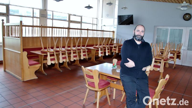 Stefan Harmsen (42) war sechseinhalb Jahre Wirt der Sportpark-Gaststätte in Schwarzenfeld. Ende Mai hört er auf. Bild: Thomas Dobler