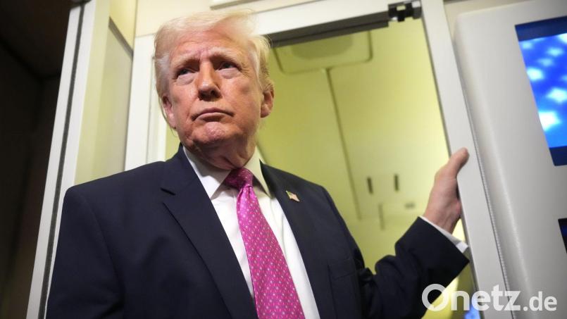 US-Präsident Donald Trump sagt, die Straße von Hormus werde sich nach Abschluss des Militäreinsatzes von allein öffnen. (Archivbild) Bild: Mark Schiefelbein/AP/dpa