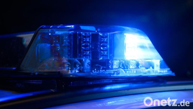 Die Grenzpolizei stoppt auf der A 6 bei Waidhaus einen Kleintransporter ohne gültige Versicherung. Bild: Julian Stratenschulte/dpa