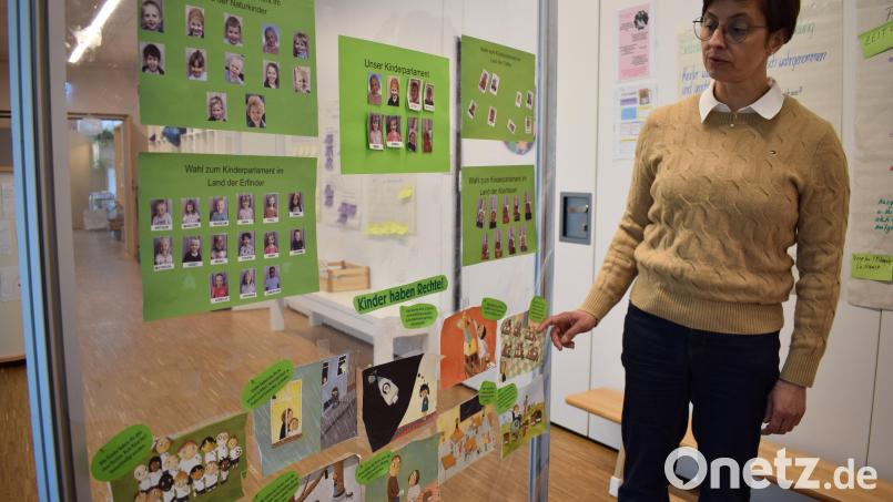 Zunächst lernten die Kinder in allen Gruppen, welche Rechte Kinder haben und wie Wahlen ablaufen. Dann wählten die Mädchen und Jungen mit Stimmsteinen ihre Vertreter ins Kinderparlament, erklärt Kinderhaus-Leiterin Martina Fuhrmann. Bild: szl