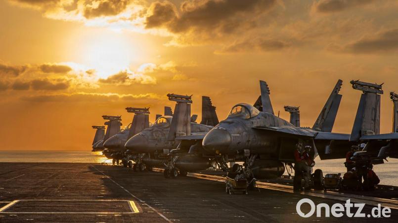 Dieses vom U.S. Central Command zur Verfügung gestellte Bild zeigt Flugzeuge auf dem Flugdeck der USS Abraham Lincoln, die zur Unterstützung des Krieges im Iran eingesetzt werden. Bild: Uncredited/U.S. Central Command/dpa