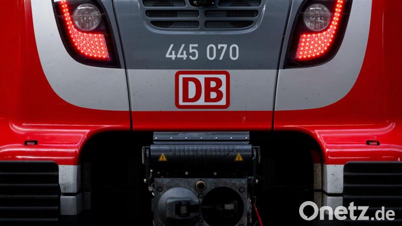 Das Eisenbahn-Bundesamt hat das Baurecht für die Elektrifizierung und den Ausbau der Bahnstrecke zwischen Hof und Martinlamitz erteilt. Bild: Sven Hoppe/dpa