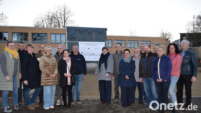 Die beteiligten Planer und Entscheider für den Neubau zur Offenen Ganztagsschule und dem Bürgerhaus. Bild: Elfriede Winter