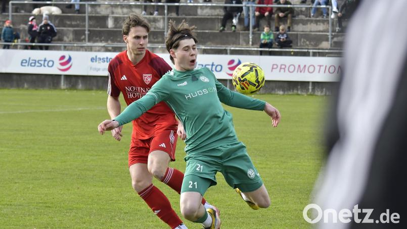 Stürmer Konstantin Plankl (rechts) ist genau wie die DJK Gebenbach bestens in Form. Gegen den FC Coburg soll nun der nächste Sieg her. Archivbild: Hubert Ziegler