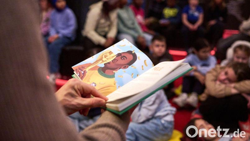 Vorlesen ist für Kinder wichtig. (Symbolbild) Bild: Bernd Thissen/dpa