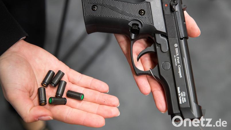 Die Polizei nahm einen Mann in Regensburg fest, nachdem er einen Arbeiter mit einer PTB-Waffe bedroht hatte. Symbolbild: Daniel Karmann/dpa