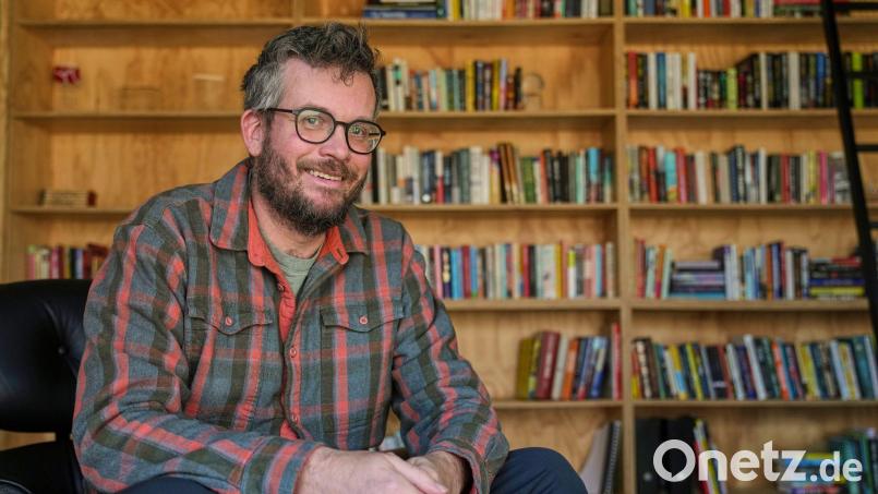 John Green wurde durch Jugendbücher wie „Das Schicksal ist ein mieser Verräter“ bekannt. (Archivbild) Bild: Michael Conroy/AP/dpa