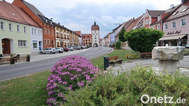 Wo auf dem Marktplatz heute der Brunnen sprudelt, stand einst das Vilsecker Amtsgericht. In den nächsten zweieinhalb Jahren wird die Stadt den Marktplatz plus die Vorstadt umgestalten. Das Ziel: weniger Verkehr, weniger Parkplätze, mehr Aufenthaltsqualität. Dafür fließt nicht wenig Geld aus der Städtebauförderung nach Vilseck. Archivbild: rha