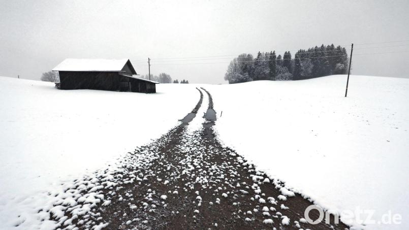 Selbst in niedrigeren Lagen im Alpenvorland, wie hier im Allgäu, hatte es in den vergangenen Tagen geschneit. (Archivbild) Bild: Karl-Josef Hildenbrand/dpa